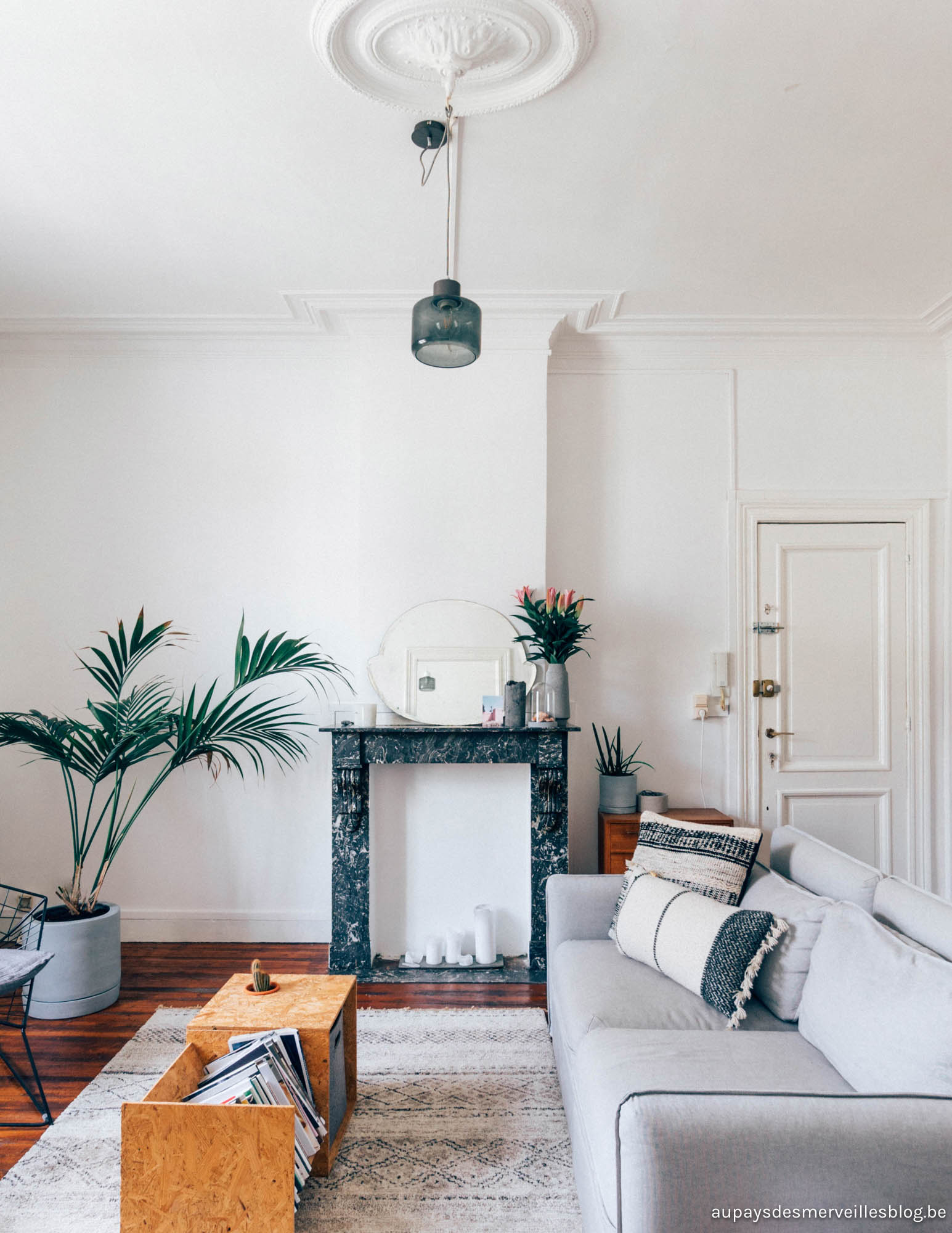 my living room with parentesi lamp by flos - hannelore veelaert for aupaysdesmerveillesblog