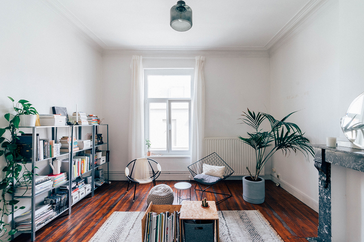 my living room with parentesi lamp by flos - hannelore veelaert for aupaysdesmerveillesblog