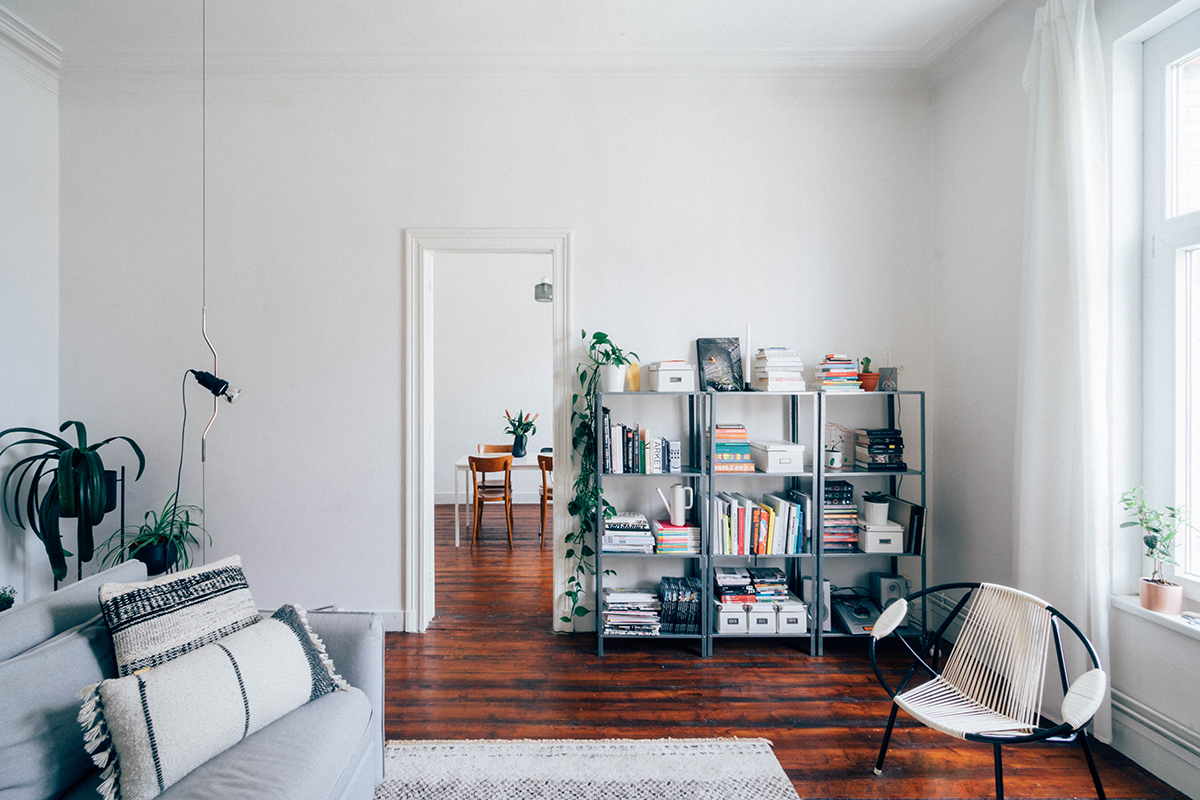 my living room with parentesi lamp by flos - hannelore veelaert for aupaysdesmerveillesblog