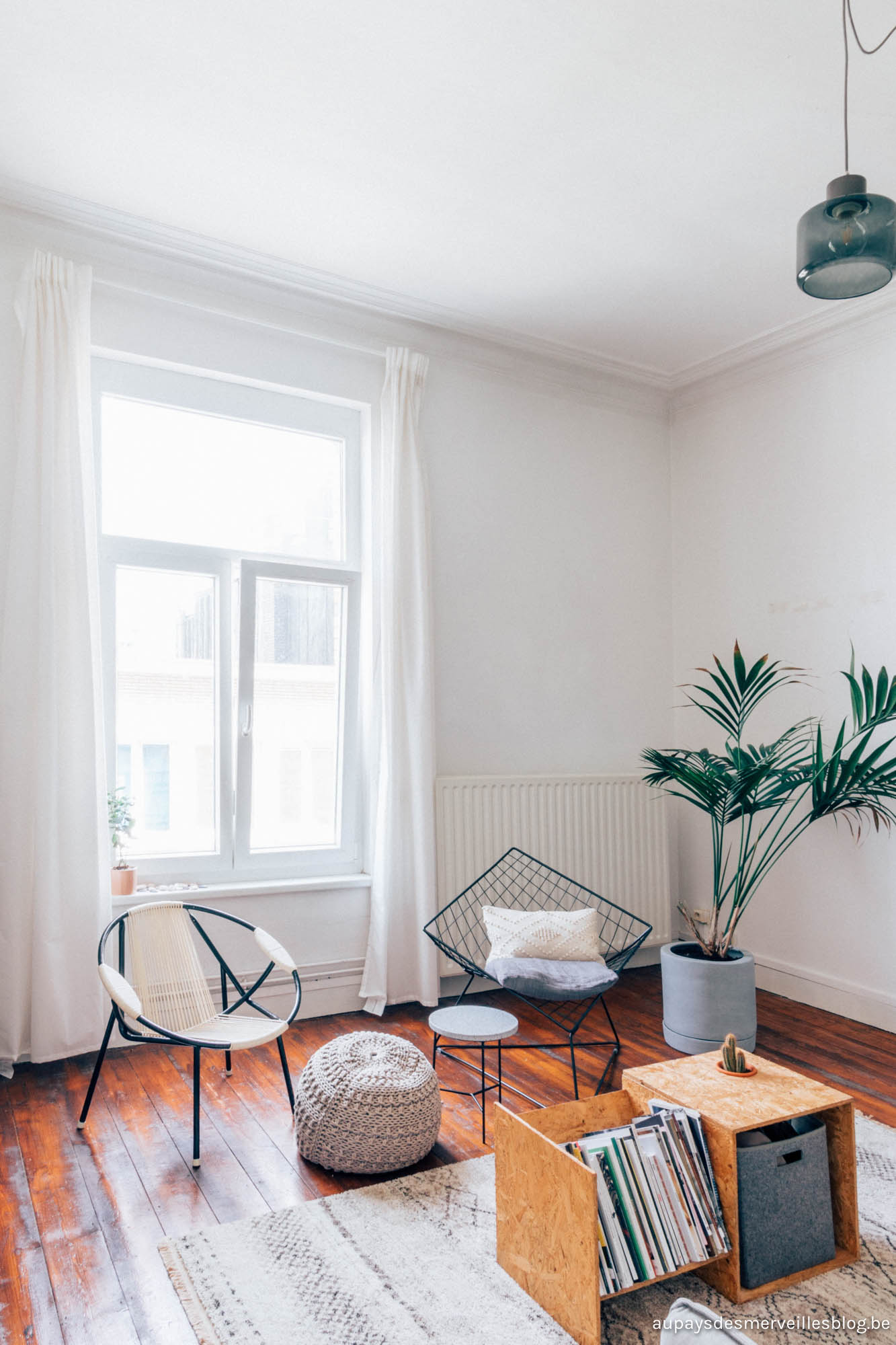 my living room with parentesi lamp by flos - hannelore veelaert for aupaysdesmerveillesblog