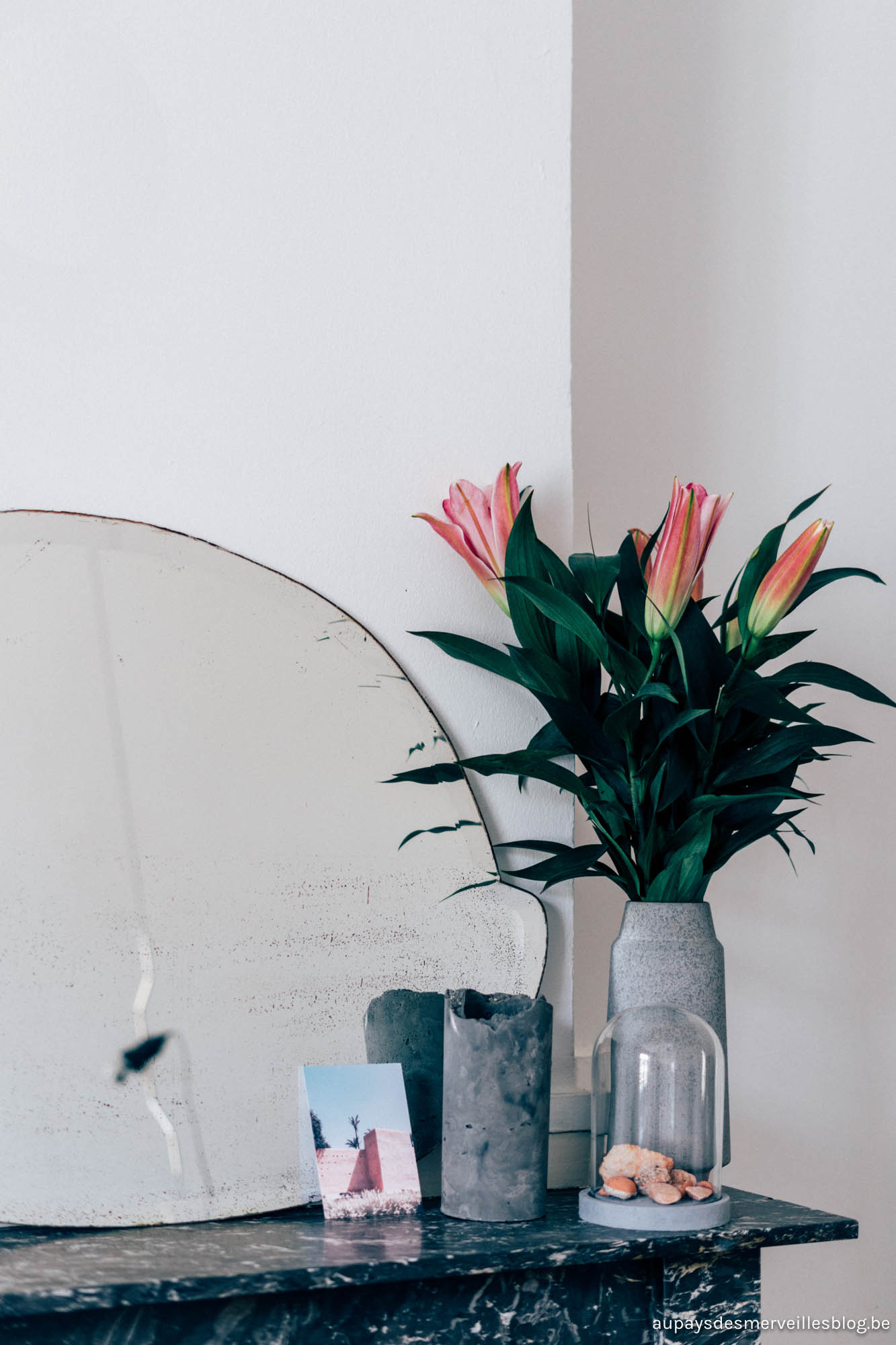 my living room with parentesi lamp by flos - hannelore veelaert for aupaysdesmerveillesblog