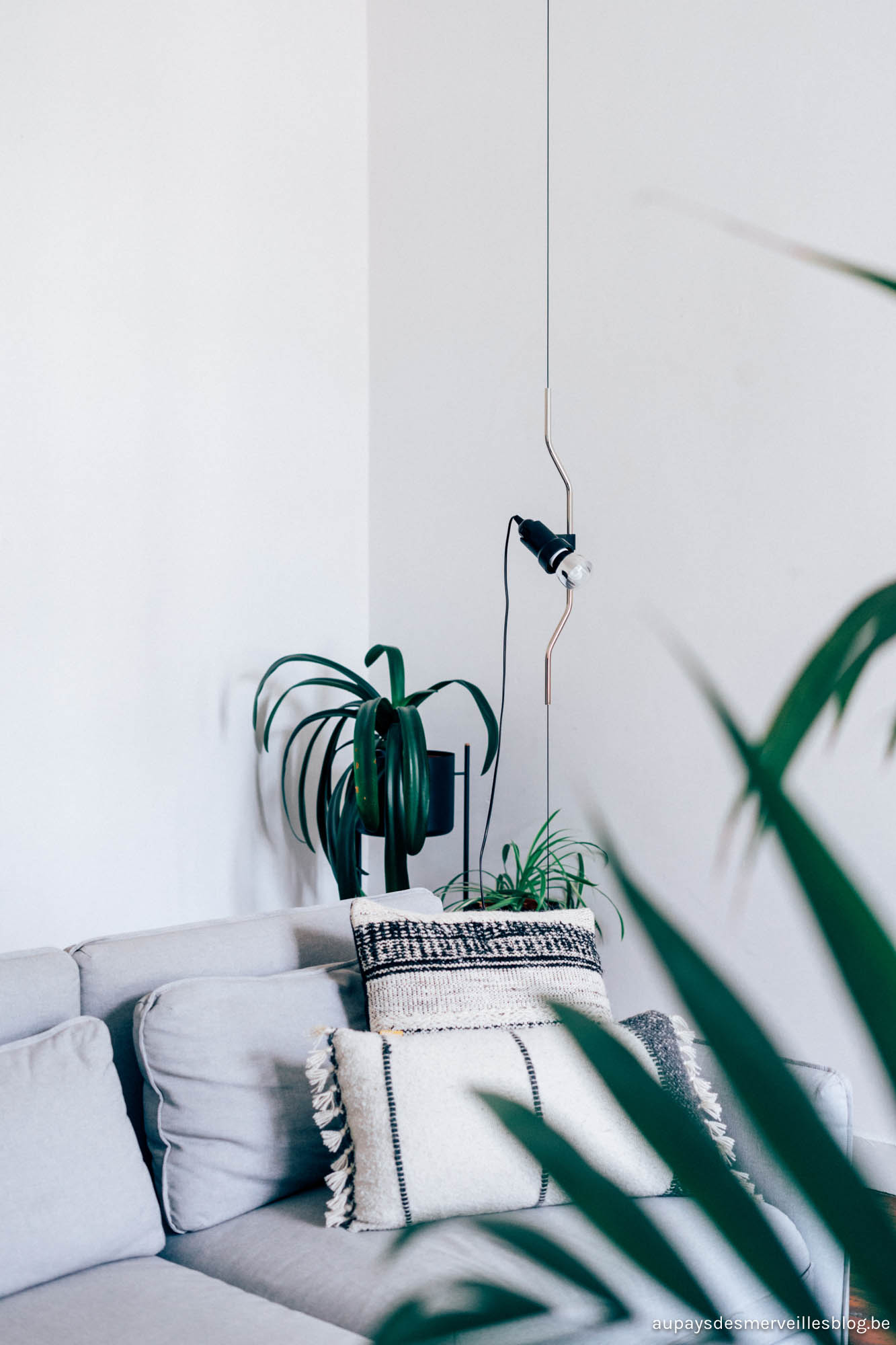 my living room with parentesi lamp by flos - hannelore veelaert for aupaysdesmerveillesblog