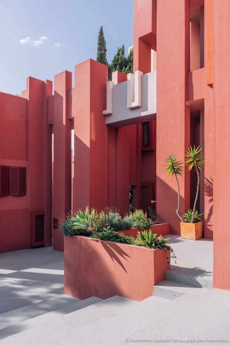 EXPLORED_ la muralla roja by Ricardo Bofill - Hannelore Veelaert for aupaysdesmerveillesblog.be